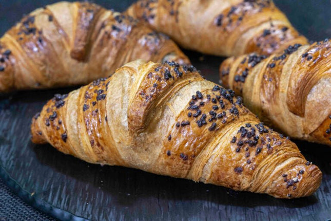 CROISSANT HAZELNUT PRALINE R2B 90G (48PCS/BOX) - Hellenic Imports